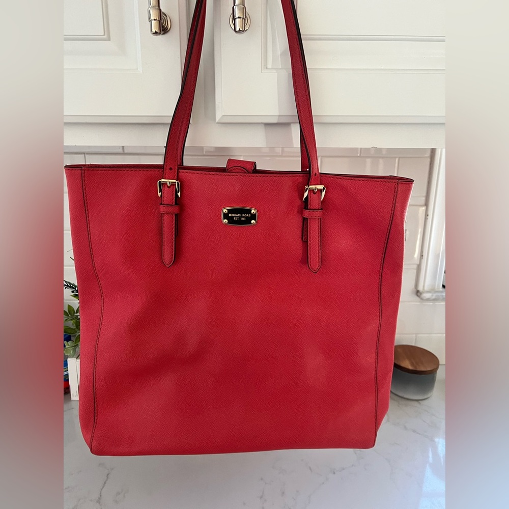 Michael Kors tote. gently used. It looks Red however it’s a really pretty coral.